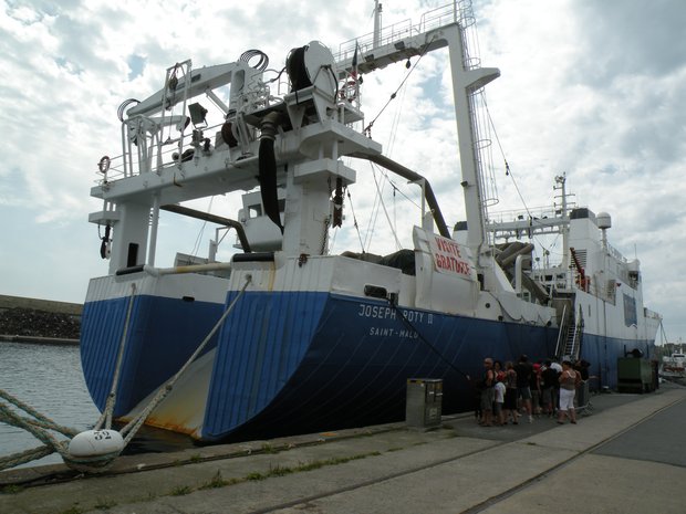  arrière d'un gros bateau de pêche au port